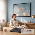 Quadro Decorativo Grande Flor Cosmos para Sala Rosa | quadros decorativos | flor rosa cosmos com centro amarelo sobre fundo azul texturizado com luzes douradas | em ambiente 2 | Porao dos Quadros