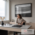 Quadro Decorativo Grande Figura Solitária para Sala Preto | quadros decorativos | pessoa solitária em pé em campos ondulados, fotografia preto e branco | em ambiente 2 | Porao dos Quadros