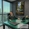 Carro esportivo verde e pantera negra em floresta com montanhas ao fundo, quadro decorativo