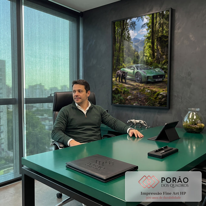 Carro esportivo verde e pantera negra em floresta com montanhas ao fundo, quadro decorativo