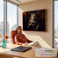Quadro Decorativo Grande Tigre de Terno para Escritório | quadros decorativos | tigre antropomórfico de terno marrom sentado em cadeira de madeira entalhada | em ambiente 2 | Porao dos Quadros