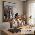 Elefante africano de presas longas em pé no capim dourado da savana sob céu nublado, quadro decorativo