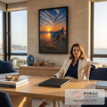 Barco azul de pesca com rede na areia da praia sob céu com nuvens e pôr do sol laranja, quadro decorativo