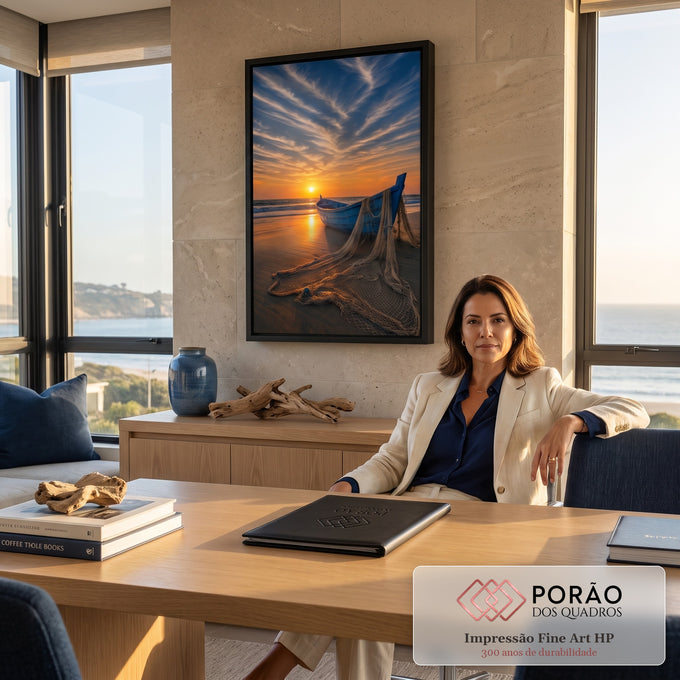 Barco azul de pesca com rede na areia da praia sob céu com nuvens e pôr do sol laranja, quadro decorativo