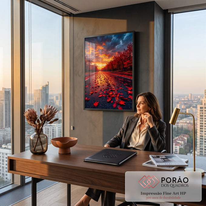 Estrada coberta de folhas vermelhas entre árvores de outono sob pôr do sol dramático, quadro decorativo