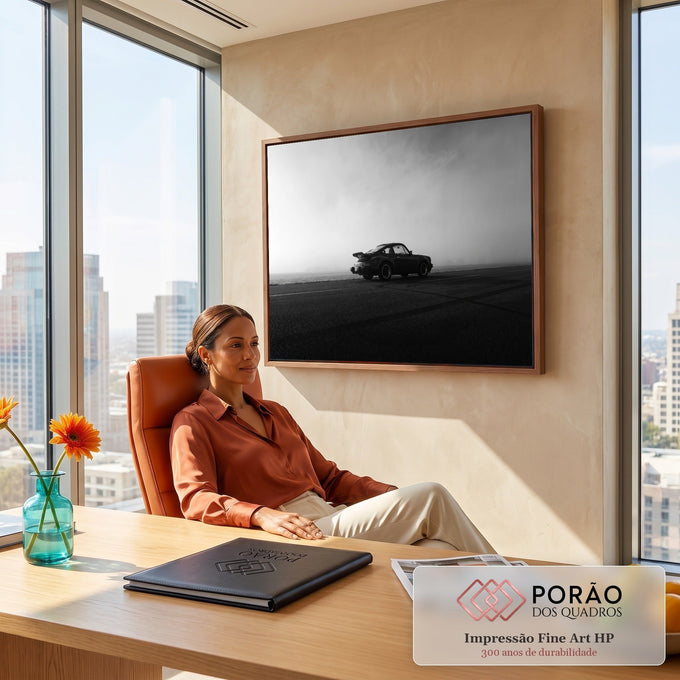Porsche 911 clássico em silhueta numa pista com neblina, fotografia preto e branco, quadro decorativo