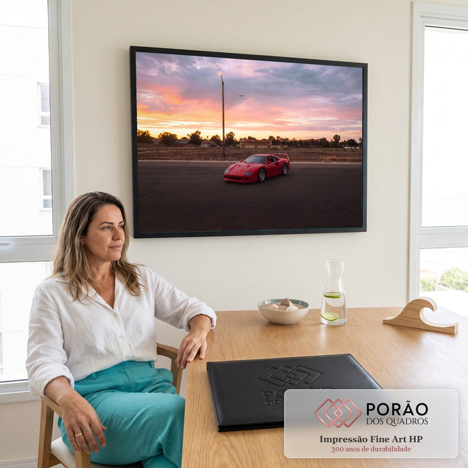 Ferrari F40 vermelha estacionada no asfalto sob céu rosa e laranja de pôr do sol, quadro decorativo