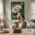 Quadro Decorativo Grande Mulher Loira para Sala Verde | quadros decorativos | mulher loira de olhos claros cercada por folhas verdes com mariposas brancas no rosto | em ambiente 2 | Porao dos Quadros