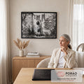 Quadro Decorativo Grande Menino Alcançando para Sala Preto | quadros decorativos | menino de costas alcançando roupas num varal junto a parede de pedra em preto e branco | em ambiente 2 | Porao dos Quadros
