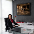 Quadro Decorativo Grande Tigre e Carro para Sala Branco | quadros decorativos | tigre branco caminhando à frente de carro esportivo branco em garagem moderna | em ambiente 2 | Porao dos Quadros