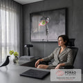 Mulher surreal de vestido xadrez com olho verde gigante suspenso e pássaro na coleira, quadro decorativo