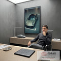 Porsche 911 verde oliva visto de cima em showroom com piso cinza e faixas brancas, quadro decorativo