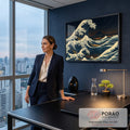 Quadro Decorativo Grande Onda de Hokusai para Sala Azul | quadros decorativos | grande onda azul sobre vilarejo japonês com montanha e céu estrelado ao fundo | em ambiente 2 | Porao dos Quadros