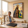 Quadro Decorativo Grande Nossa Senhora Bandeira para Sala | quadros decorativos | Nossa Senhora com manto azul e coroa dourada segurando a bandeira do Brasil | em ambiente 2 | Porao dos Quadros