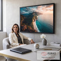 Quadro Decorativo Grande Falésias Verdes para Sala Azul | quadros decorativos | vista aérea de falésias verdes, praia branca e mar turquesa ao pôr do sol | em ambiente 2 | Porao dos Quadros