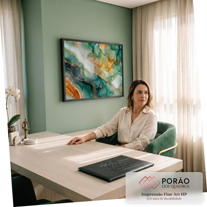 Quadro Decorativo Grande Mármore Líquido para Sala Verde | quadros decorativos | abstrato fluido verde e âmbar com veios dourados brilhantes tipo mármore | em ambiente 2 | Porao dos Quadros