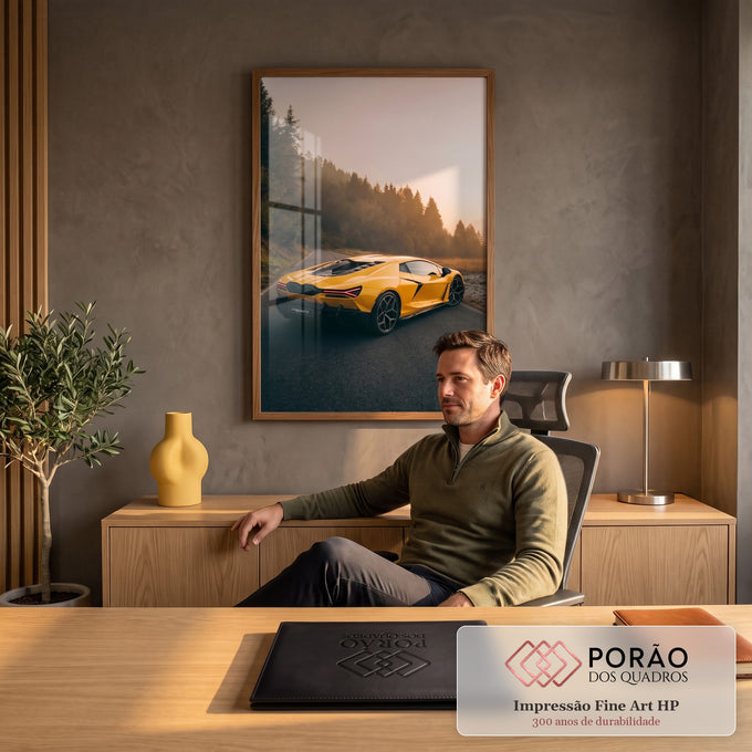 Carro esportivo amarelo em estrada de montanha com névoa e pinheiros ao amanhecer, quadro decorativo