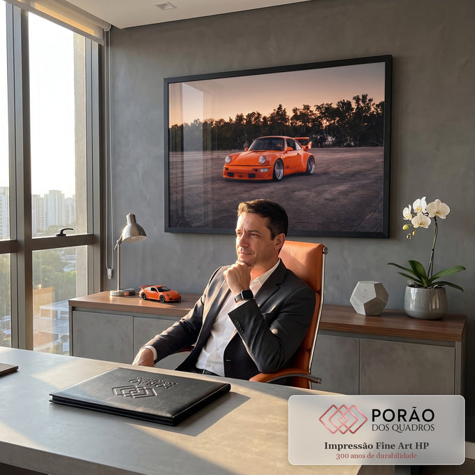 Porsche 911 RWB laranja com aerofólio em pátio de asfalto ao entardecer, árvores ao fundo, quadro decorativo