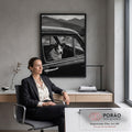Cachorro olhando pela janela de carro antigo na chuva com montanhas, foto preto e branco, quadro decorativo