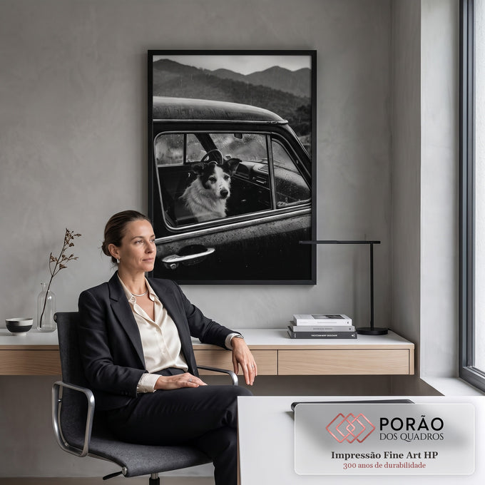 Cachorro olhando pela janela de carro antigo na chuva com montanhas, foto preto e branco, quadro decorativo