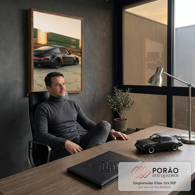 Porsche 911 preto rebaixado com rodas raiadas e trem de carga borrado ao pôr do sol, quadro decorativo
