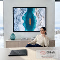 Quadro Decorativo Grande Barco Rio Turquesa Gelado para Sala | quadros decorativos | vista aérea de barco de madeira vazio em rio turquesa entre margens de neve e gelo | em ambiente 2 | Porao dos Quadros