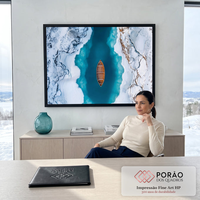 Quadro Decorativo Grande Barco Rio Turquesa Gelado para Sala | quadros decorativos | vista aérea de barco de madeira vazio em rio turquesa entre margens de neve e gelo | em ambiente 2 | Porao dos Quadros