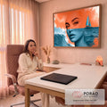 Rosto de mulher dividido em laranja e azul fundido ao mar com onda e catamarã, quadro decorativo