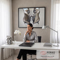 Quadro Decorativo Grande Figuras Cromadas para Sala Cinza | quadros decorativos | duas figuras cromadas líquidas se beijando com corpos escorrendo em filetes prateados | em ambiente 2 | Porao dos Quadros