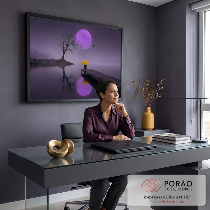 Quadro Decorativo Grande Lua Roxa para Sala Roxo | quadros decorativos | pessoa com guarda-chuva amarelo no píer sob lua roxa gigante | em ambiente 2 | Porao dos Quadros