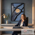 Lua cheia dourada entre galhos de tronco seco retorcido contra céu azul do crepúsculo, quadro decorativo