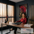 Crisântemo vermelho com gotas de orvalho em luz dourada sobre fundo escuro, quadro decorativo