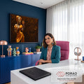 Orixá Oxum em vestido dourado segurando abebé sobre fundo marrom com padrões africanos, quadro decorativo
