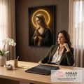 Quadro Decorativo Grande Nossa Senhora Sacro para Sala | quadros decorativos | Nossa Senhora em oração com véu bege, manto azul e halo dourado sobre fundo escuro | em ambiente 2 | Porao dos Quadros