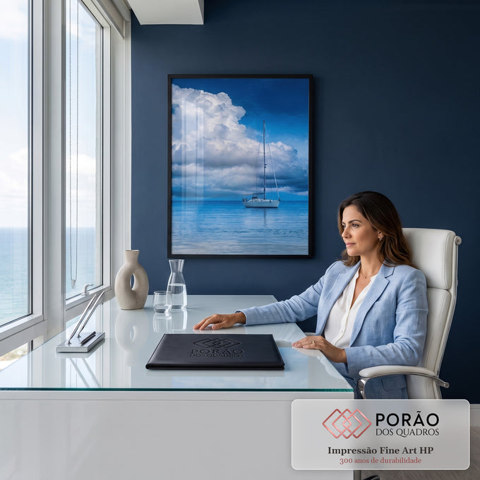 Quadro Decorativo Grande Veleiro Branco para Sala Azul | quadros decorativos | veleiro branco ancorado em mar azul calmo com grande nuvem branca ao fundo | em ambiente 2 | Porao dos Quadros