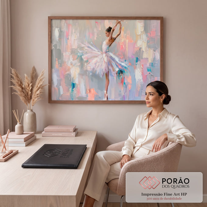 Quadro Decorativo Grande Bailarina em Pose para Sala Rosa | quadros decorativos | bailarina em pose de ponta com tutu pastel sobre fundo abstrato texturizado | em ambiente 2 | Porao dos Quadros