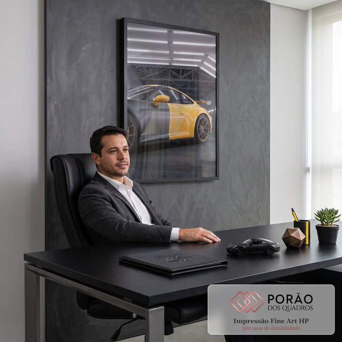 Porsche 911 GT3 metade preto fosco e metade amarelo em garagem com luzes brancas, quadro decorativo