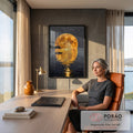 Quadro Decorativo Grande Barco no Mar para Sala Laranja | quadros decorativos | lua cheia dourada refletida no mar com um pequeno barco ao luar | em ambiente 2 | Porao dos Quadros