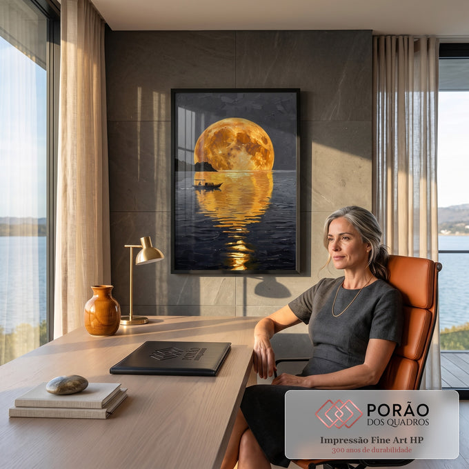 Quadro Decorativo Grande Barco no Mar para Sala Laranja | quadros decorativos | lua cheia dourada refletida no mar com um pequeno barco ao luar | em ambiente 2 | Porao dos Quadros