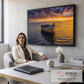 Quadro Decorativo Grande Barco de Pesca Mar para Sala | quadros decorativos | barco de pesca desgastado ancorado em mar calmo sob céu de pôr do sol dramático | em ambiente 2 | Porao dos Quadros