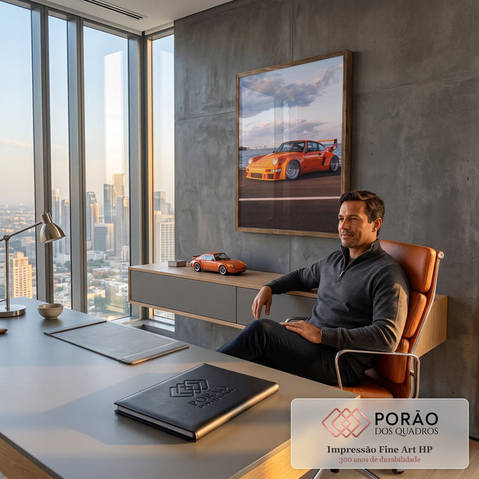 Quadro Decorativo Grande Carro Clássico Laranja à para Sala | quadros decorativos | carro esportivo laranja com aerofólio e rodas cromadas à beira do mar | em ambiente 2 | Porao dos Quadros