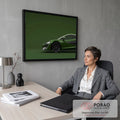 Carro superesportivo verde escuro de lado, com rodas pretas e fundo verde liso, quadro decorativo