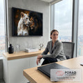 Quadro Decorativo Grande Casal de Leões para Sala Preto | quadros decorativos | leoa branca e leão escuro focinho a focinho com fundo de poeira dourada | em ambiente 2 | Porao dos Quadros
