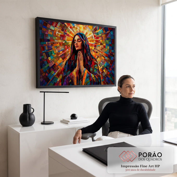 Nossa Senhora em oração com mãos unidas e auréola em mosaico colorido estilo vitral, quadro decorativo