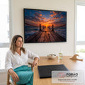 Píer de madeira com cordas e lanternas sobre o mar com ondas sob céu laranja ao pôr do sol, quadro decorativo