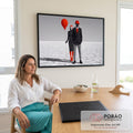 Quadro Decorativo Grande Casal Estilo para Sala Preto | quadros decorativos | casal estiloso em preto, branco e vermelho posando num deserto de sal branco | em ambiente 2 | Porao dos Quadros