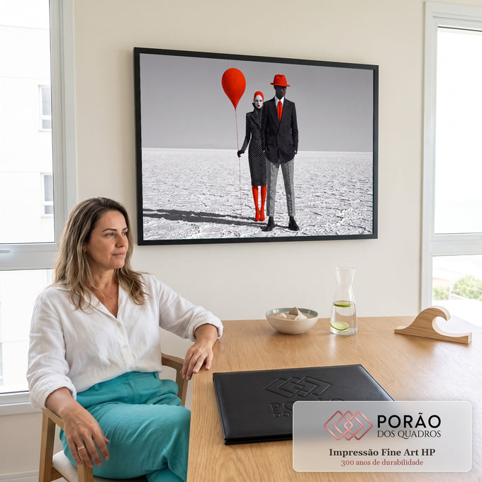 Quadro Decorativo Grande Casal Estilo para Sala Preto | quadros decorativos | casal estiloso em preto, branco e vermelho posando num deserto de sal branco | em ambiente 2 | Porao dos Quadros