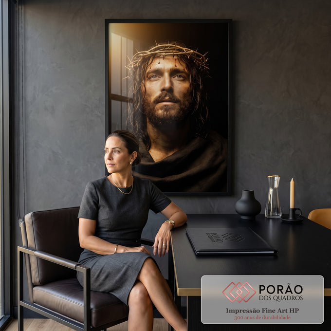 Quadro Decorativo Grande Jesus Cristo para Sala Preto | quadros decorativos | retrato de Jesus Cristo com coroa de espinhos e sangue na testa, fundo escuro com luz dourada | em ambiente 2 | Porao dos Quadros