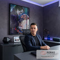 Quadro Decorativo Grande Palhaços na Chuva para Sala Roxo | quadros decorativos | casal com maquiagem de palhaço sob chuva intensa em tons roxo e neon | em ambiente 2 | Porao dos Quadros
