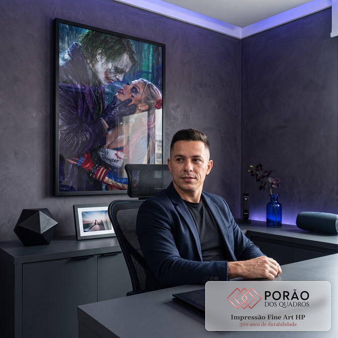 Quadro Decorativo Grande Palhaços na Chuva para Sala Roxo | quadros decorativos | casal com maquiagem de palhaço sob chuva intensa em tons roxo e neon | em ambiente 2 | Porao dos Quadros